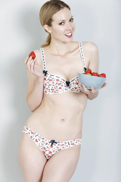 Kvinna njuter av jordgubbar — Stockfoto