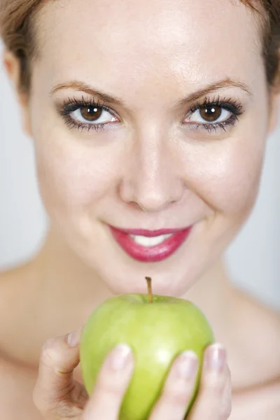 女人享受新鲜苹果 — 图库照片
