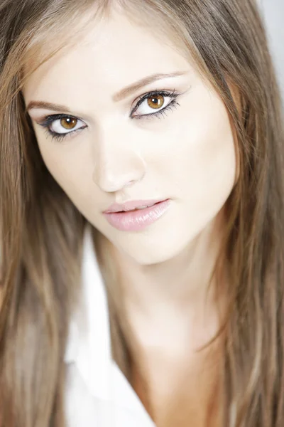 Genç kadının yüzü portresi