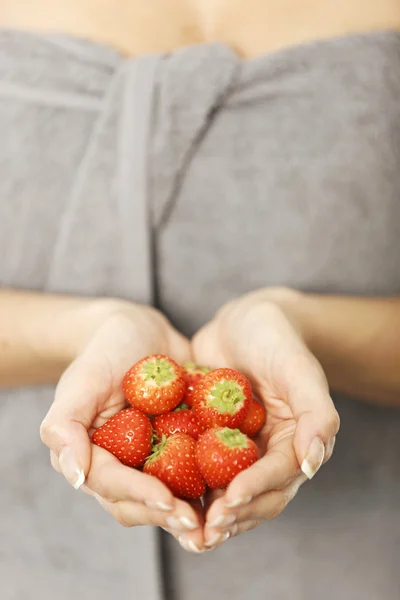 Kvinna med en massa jordgubbar — Stockfoto