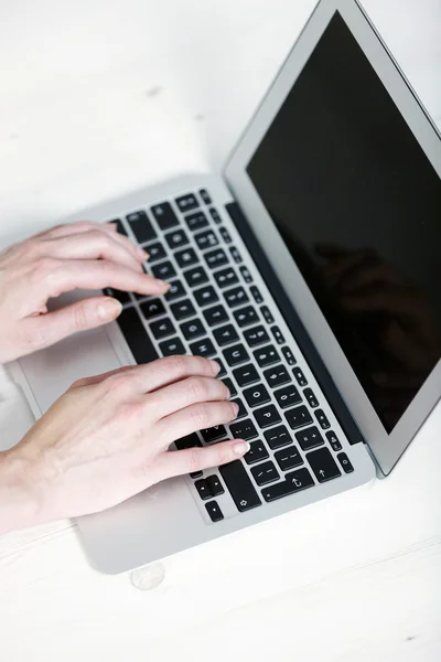 Kvinna med modern laptop — Stockfoto