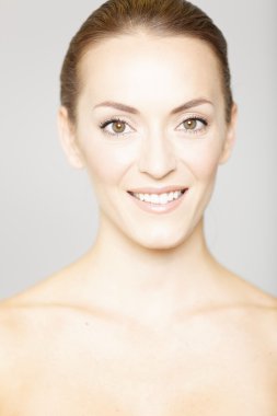 güzel genç kadının yüzüne