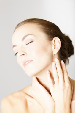 güzel genç kadının yüzüne