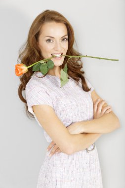 dişlerinin arasında gül tutan kadın