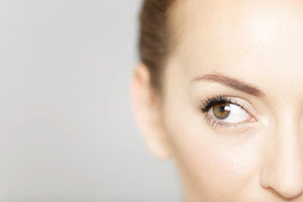 genç bir dişi gözünde