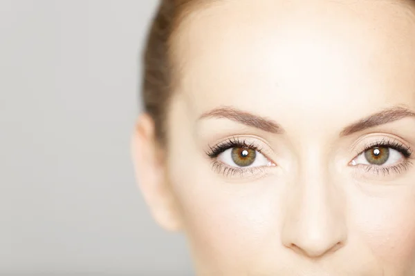 genç bir dişi gözünde