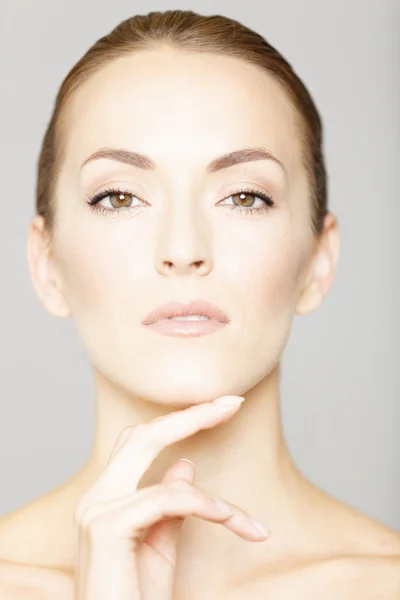 güzel genç kadının yüzüne