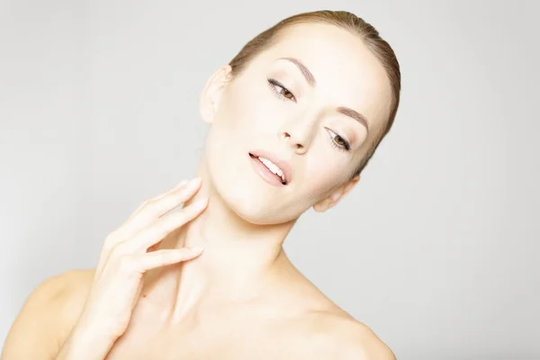 Bella faccia di giovane donna — Foto Stock