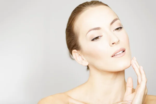 güzel genç kadının yüzüne