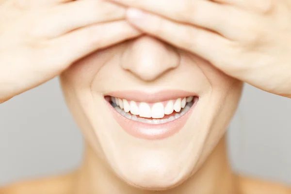 Weibliches Gesicht mit Händen, die ihre Augen bedecken — Stockfoto