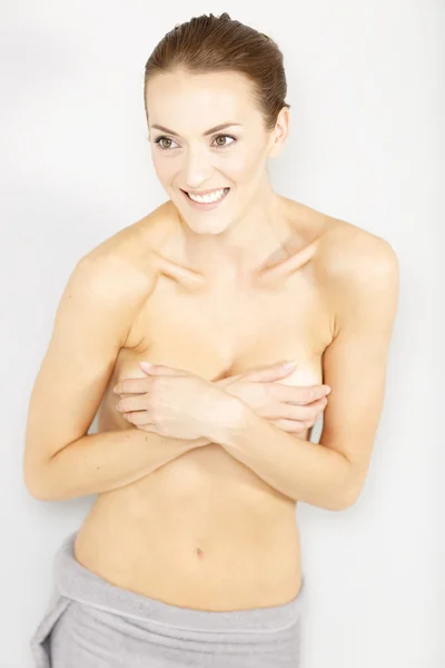 Vrouw topless met handdoek — Stockfoto