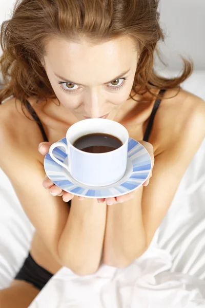Žena se těší čerstvé kávy — Stock fotografie