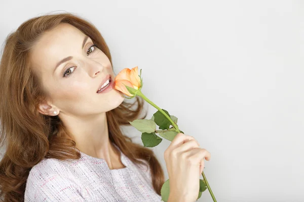 Mulher segurando rosa fresca — Fotografia de Stock