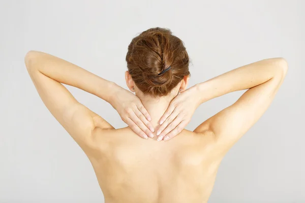 Frau schaut weg und massiert ihren Nacken — Stockfoto