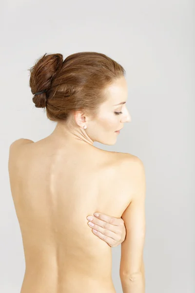 Mulher massageando sua parte inferior das costas — Fotografia de Stock