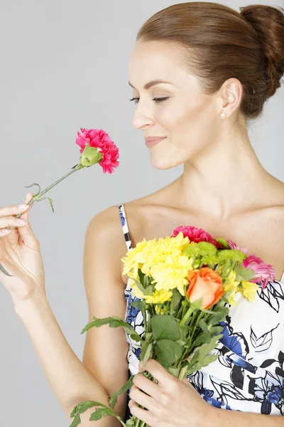 Donna che tiene un mazzo di fiori — Foto Stock