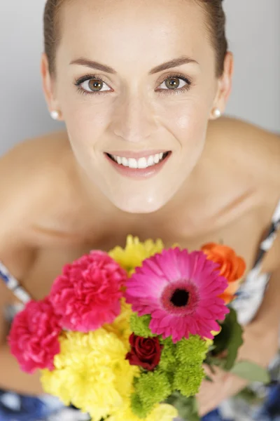 Mujer sosteniendo un ramo de flores —  Fotos de Stock