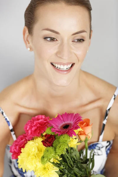 Mulher segurando um buquê de flores — Fotografia de Stock