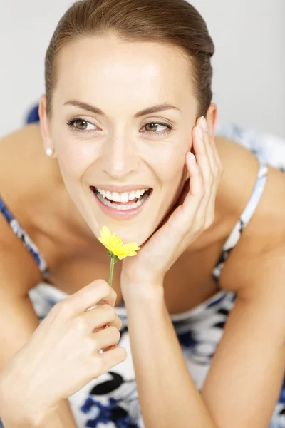 Mulher segurando única flor amarela — Fotografia de Stock