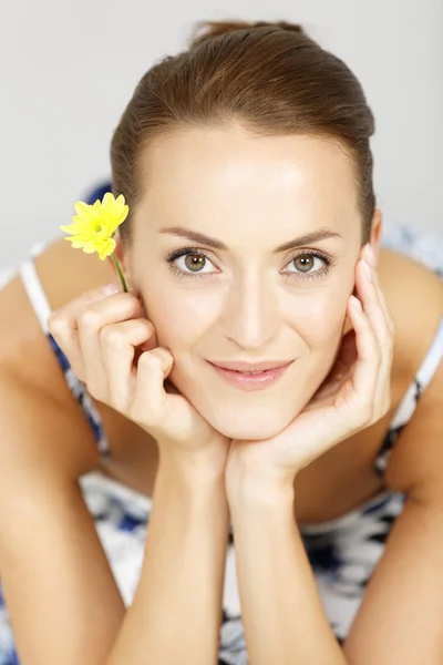 Mujer sosteniendo una sola flor amarilla — Foto de Stock