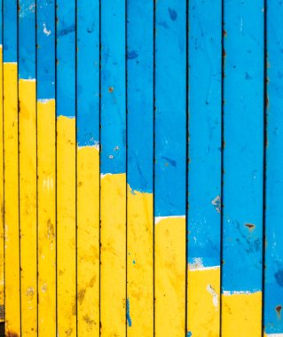 Kabuk bağlamış, sarı ve mavi boyalı metal paneller, kırsal ve endüstriyel tasarımlar için ideal, hareketli ve kirli bir arka plan için yıpranmış ve sıkıntılı.