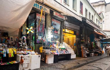 İstanbul, Türkiye - 8 Aralık 2025, İstanbul caddesi çeşitli dükkanlar ve açık hava pazarları gösteren, elektronik ve çeşitli ürünler satan