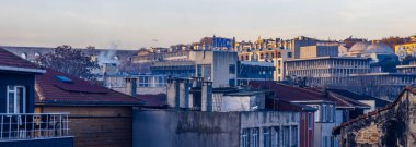 İstanbul, Türkiye - 8 Aralık 2025, yayılan İstanbul şehir manzarası Valens su kemeri ve çeşitli konut ve ticari binalar gibi tarihi mimariyi gösteriyor