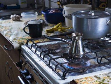 Türk - cezve - kırsal bir mutfakta gaz ocağında sert kahve demlemek, sabah ritüeli sıcaklığı, aromayı, alevi ve rahatlatıcı sıcak bir içecek yapmanın günlük rutinini yakalamak