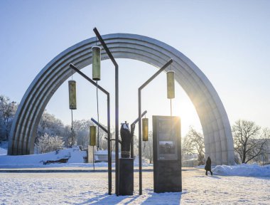 Kyiv, Ukrayna 'nın 17 Ocak 2026' da, Cennet Sanat Tesisi 'nden kovanlar ve karlı Kyiv parkındaki Aziz Barbara figürü ile verilen ceza adaleti simgeliyor.