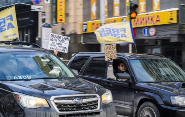 Kyiv, Ukrayna - 25 Ocak 2026: Ukraynalı askerlerle dayanışmayı gösteren miting sırasında bayraklı ve tabelalı araç kullanan destekçiler