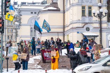 Kyiv, Ukrayna - 25 Ocak 2026: Ukrayna 'nın başkenti Kyiv' de düzenlenen kış mitingine katılan insanlar, aralarında Azov Alay savaşçılarının da yer aldığı Ukraynalı savaş esirlerinin serbest bırakılmasını savunuyor.