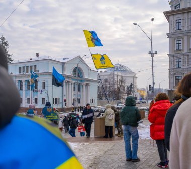 Kyiv, Ukrayna - 25 Ocak 2026: Kyiv 'de toplanan bayraklı insanlar Ukraynalı askerleri savaş esiri olarak destekliyor, Azov savaşçılarını vurguluyorlar