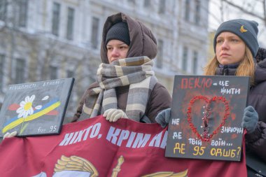 Kyiv, Ukrayna - 25 Ocak 2026: Kyiv 'de toplanan kadınlar, savaş esiri olarak tutulan Ukraynalı askerlerin serbest bırakılmasını talep ediyor, kış kalabalığında dayanışma, umut ve dayanıklılık gösteriyorlar