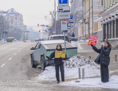 Kyiv, Ukrayna - 25 Ocak 2026: Kyiv sokaklarında toplanan genç kadınlar, ellerinde pankart ve pankartlarla Azov Alayı savaş esirlerine özgürlük ve destek talep ediyorlar