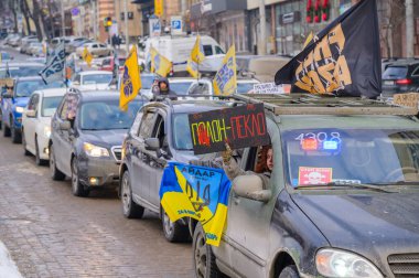 Kyiv, Ukrayna - 25 Ocak 2026: Arabalar Ukrayna bayrak ve tabelaları taşıyan bir konvoy oluşturarak savaş esirleri için cehennem mesajı verilmesini talep ettiler