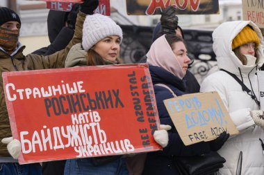 Kyiv, Ukrayna - 25 Ocak 2026: Ukrayna 'nın Kyiv kentinde düzenlenen mitinge katılan insanlar, Ukraynalı savaş esirleri ve Azovstal savunucularını desteklemek için tabelalar taşıyorlar