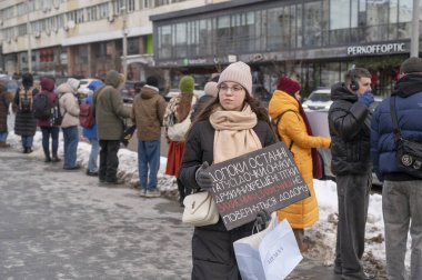 Kyiv, Ukrayna - 25 Ocak 2026: Kyiv 'de düzenlenen mitingde, Azov üyeleri de dahil olmak üzere Ukraynalı savaş esirlerinin geri dönmesini savunan bir protesto işareti tutan genç kadın