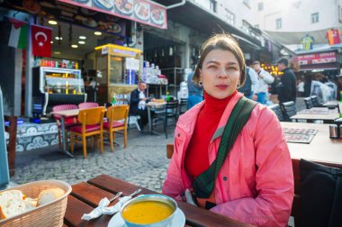 Kyiv, Ukrayna - 2 Temmuz 2023: Kaldırıma ve çimenlere saçılmış kişisel eşyalar mavi sırt çantası, spor ayakkabıları, telefon ve not defteri ani bir seyahat durağı sırasında geride bırakıldı