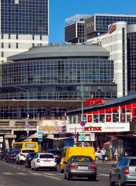 Kyiv, Ukrayna - 29 Ağustos 2023: Trafiğin yoğun olduğu saatlerde şehir caddesinde hareket eden banliyö sakinleri, arabaları, modern mimariyi ve ticari binaları gösteriyor