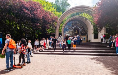 Kyiv, Ukrayna - 6 Mayıs 2023: Kyiv 'deki Füniküler istasyon girişi gezginler ve turistlerle dolup taşıyor, toplanıyor ve güneşli şehir yaşamının tadını çıkarıyor