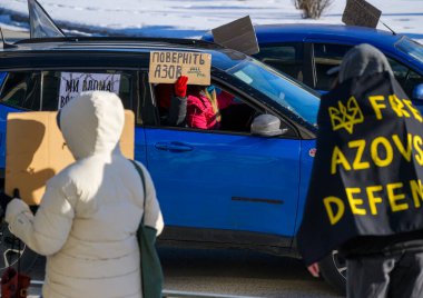 Kyiv, Ukrayna - 1 Şubat 2026: Kyiv, Ukrayna 'da gösteri yapan insanlar, Azov savunucularının ve diğer Ukraynalı savaş esirlerinin geri dönmesini savunuyorlar