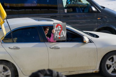 Kyiv, Ukrayna - 1 Şubat 2026: Kyiv 'deki Ukraynalı savaş esirlerine destek veren Azov' un bir soru işareti ve sözcüğüyle birlikte bir tabela taşıyan miting katılımcısı