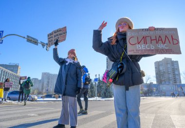 Kyiv, Ukrayna - 1 Şubat 2026: Kyiv 'deki insanlar protesto sırasında dayanışma ve umut göstererek Ukraynalı savaş esirlerinin bilinçlendirilmesi ve serbest bırakılması yönünde işaretler taşıyorlar