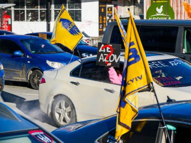 Kyiv, Ukrayna - 1 Şubat 2026: Ukraynalı savaş esirlerine özgürlük isteyen araçlar Kyiv 'de protesto yürüyüşü yapıyor. İnsanlar bayrak sallıyor ve tabela tutuyorlar.