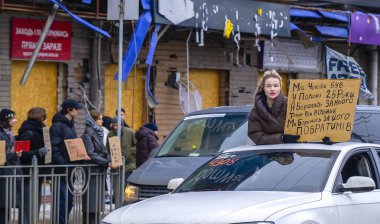 Kyiv, Ukrayna - 16 Şubat 2026: Kyiv 'de toplanan kadınlar ellerinde Ukraynalı askerlerin serbest bırakılması, dayanışma ve adaletin savaşın yıkımı sırasında serbest bırakılması talebiyle tabelalar taşıyorlar