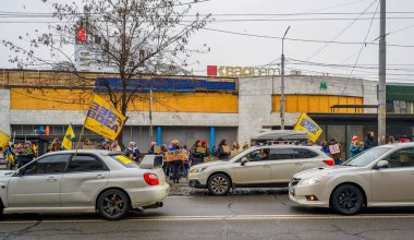 Kyiv, Ukrayna - 16 Şubat 2026: Ukraynalı askerlerin, savaş esirlerinin, bir miting sırasında Rus esaretinden salıverilmesini talep eden pankart ve bayraklar tutan insanlar