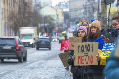 Kyiv, Ukrayna - 16 Şubat 2026: Ukraynalı kadınlar ellerinde işaretler tutuyorlar, esir tutulan sevdiklerine özgürlük talep ediyorlar, sosyal ve siyasi bir mitinge katılıyorlar