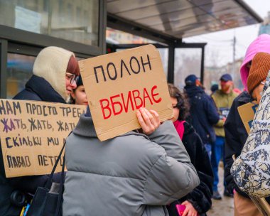 Kyiv, Ukrayna - 16 Şubat 2026: Barışçıl bir mitinge katılan insanlar, esir tutulan Ukraynalı askerlerin serbest bırakılması çağrısında bulunarak dayanışma ve umut gösterdiler