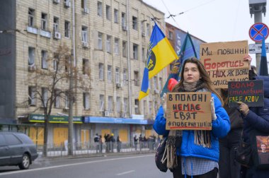 Kyiv, Ukrayna - 16 Şubat 2026: Savaş esirlerine özgürlük talebiyle bir tabela tutan genç kadın, mitingde dönüşlerini savunuyor