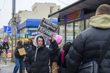 Kyiv, Ukrayna - 16 Şubat 2026: Barışçıl bir gösteri sırasında elinde bir tabela tutan Ukraynalı kadın, Rus esaretinde tutulan askerlerin geri getirilmesini talep ediyor